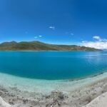 Visitors_Marvel_at_the_Emerald_Beauty_of_Yamdrok_Tso_Lake_in_Xizang