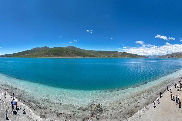 Visitors Marvel at the Emerald Beauty of Yamdrok Tso Lake in Xizang Visitors_Marvel_at_the_Emerald_Beauty_of_Yamdrok_Tso_Lake_in_Xizang