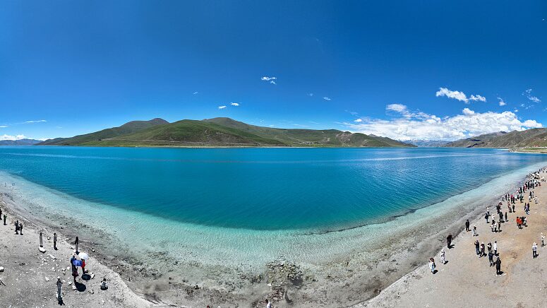 Visitors_Marvel_at_the_Emerald_Beauty_of_Yamdrok_Tso_Lake_in_Xizang