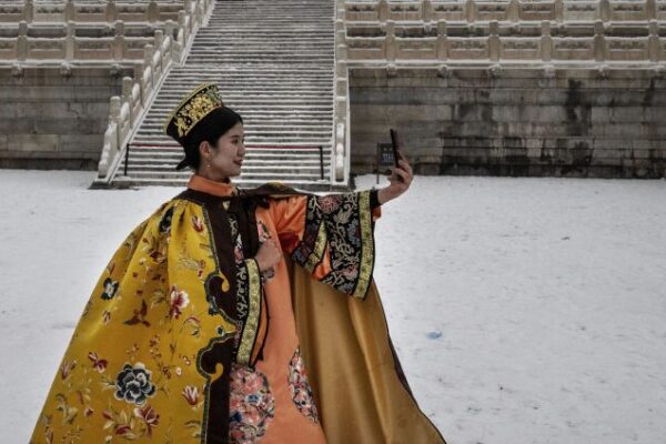 Visitors in Hanfu Grace Beijing’s Forbidden City Amid Snowfall Visitors in Hanfu Grace Beijing's Forbidden City Amid Snowfall