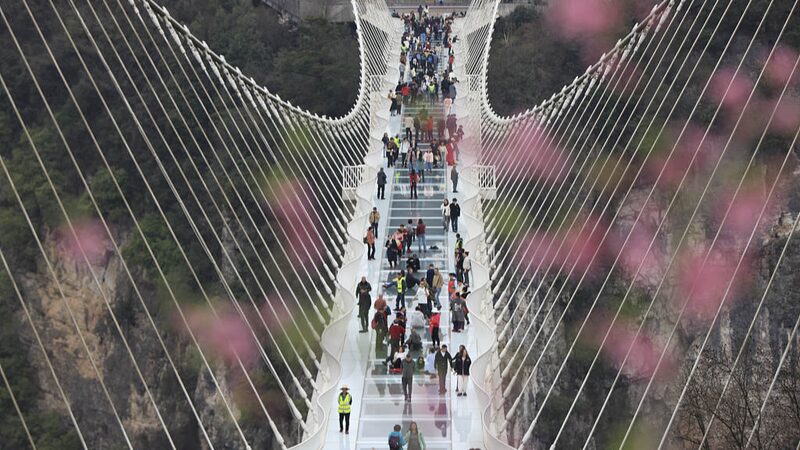 Walking_on_Air_Tourists_Flock_to_Zhangjiajies_Glass-Bottom_Bridge_in_Hunan - Khabar Asia Walking on Air: Tourists Flock to Zhangjiajie's Glass-Bottom Bridge in Hunan