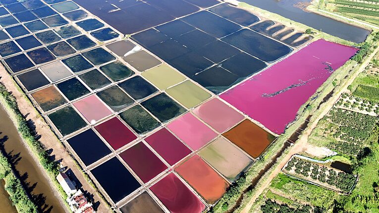 Weihai_s_Salt_Fields_Paint_the_Sky_with_Nature_s_Palette - Khabar Asia Weihai_s_Salt_Fields_Paint_the_Sky_with_Nature_s_Palette