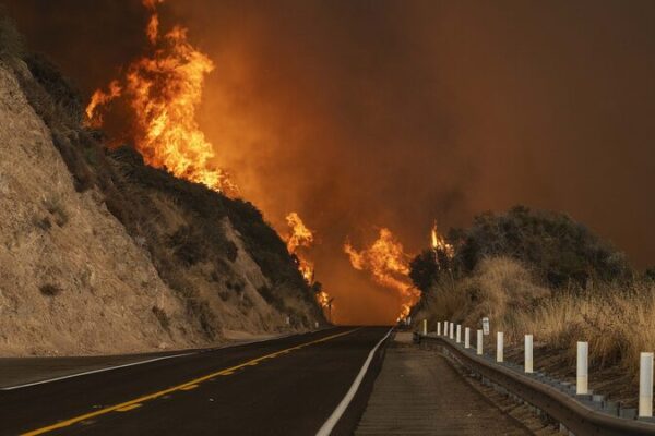 Wildfire_Near_Los_Angeles_Threatens_Thousands_of_Homes_Amid_Heat_Wave