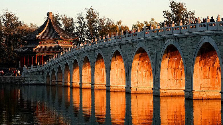 Winter_Solstice_Magic_Twilight_Pierces_Beijings_Seventeen_Arch_Bridge - Khabar Asia Winter Solstice Magic: Twilight Pierces Beijing's Seventeen Arch Bridge