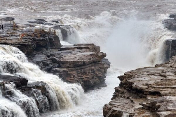 Winter Spectacle: Hukou Waterfall Roars to Life, Wowing Tourists