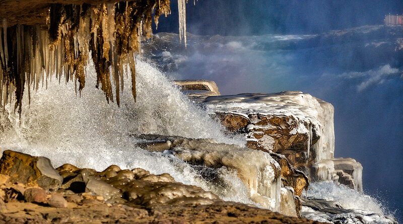 Winter_Transforms_Hukou_Waterfall_into_an_Icy_Spectacle - Khabar Asia Winter_Transforms_Hukou_Waterfall_into_an_Icy_Spectacle