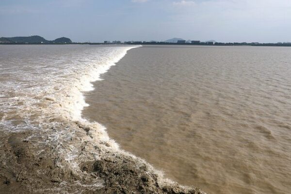 Witness the Mighty Tidal Bore of China's Qiantang River video poster