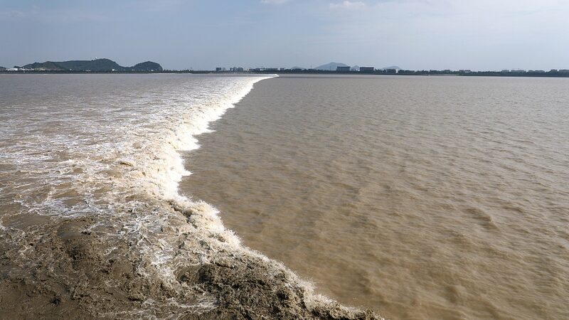Witness_the_Mighty_Tidal_Bore_of_Chinas_Qiantang_River_poster - Khabar Asia Witness the Mighty Tidal Bore of China's Qiantang River video poster