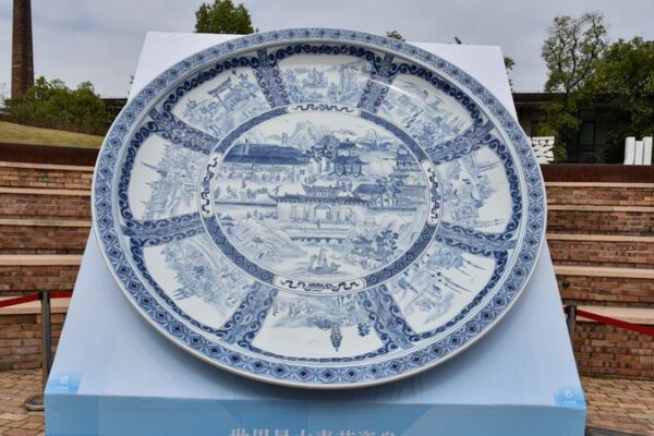 World_s_Largest_Blue_and_White_Porcelain_Plate_Unveiled_in_Jingdezhen