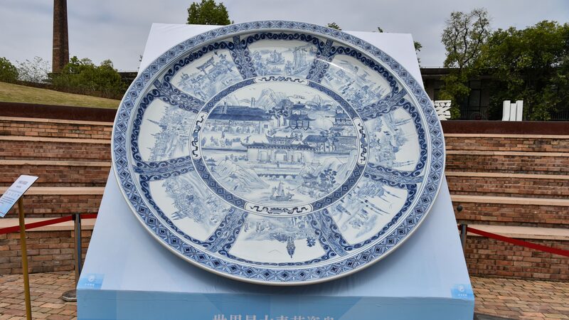 World_s_Largest_Blue_and_White_Porcelain_Plate_Unveiled_in_Jingdezhen - Khabar Asia World_s_Largest_Blue_and_White_Porcelain_Plate_Unveiled_in_Jingdezhen