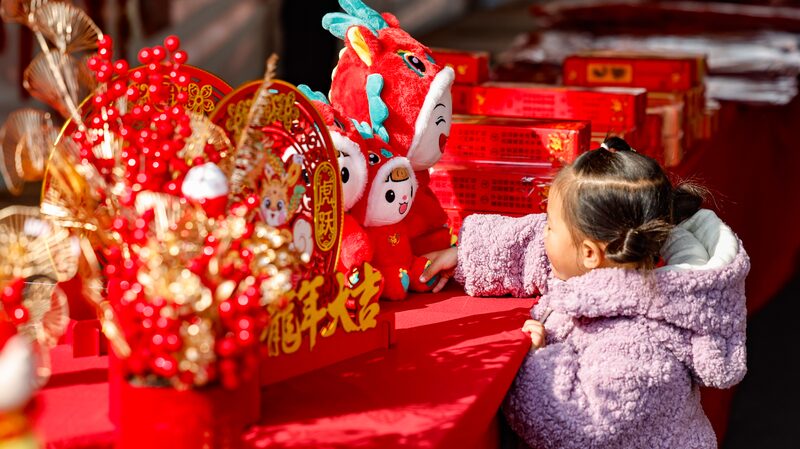 Wuhan's Vibrant Holiday Markets Usher in the Year of the Dragon