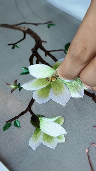 Wuxi_Fine_Embroidery__Capturing_the_Beauty_of_Magnolia_Blossoms_poster - Khabar Asia Wuxi_Fine_Embroidery__Capturing_the_Beauty_of_Magnolia_Blossoms video poster