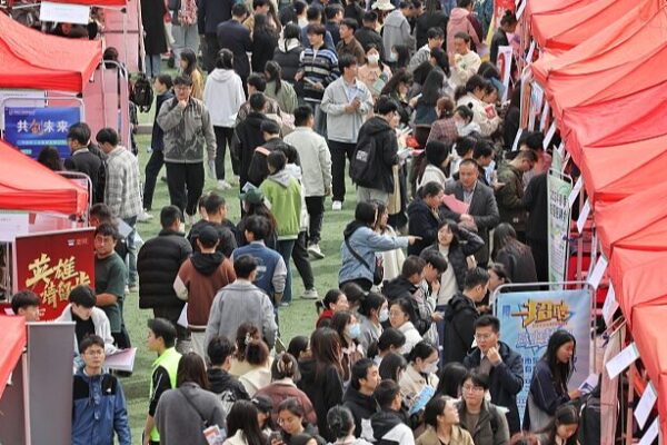 Xi Jinping Calls for High-Quality Employment to Boost China's Development