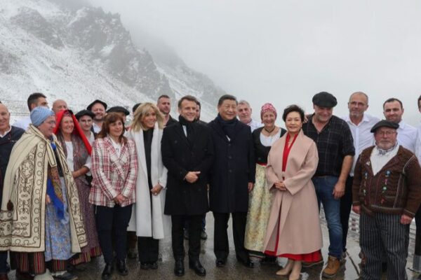 Xi_Jinping_and_Macron_Strengthen_Ties_at_Snowy_French_Mountain_Retreat - Khabar Asia Xi Jinping and Macron Strengthen Ties at Snowy French Mountain Retreat