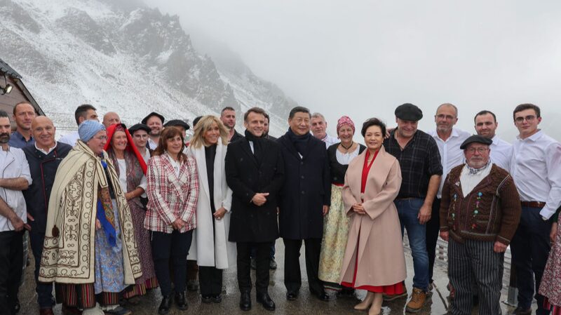 Xi_Jinping_and_Macron_Strengthen_Ties_at_Snowy_French_Mountain_Retreat - Khabar Asia Xi Jinping and Macron Strengthen Ties at Snowy French Mountain Retreat