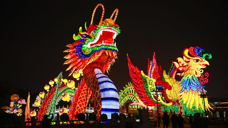 Xi'an's Tang Paradise Illuminates the Night with Spectacular Lantern Festival