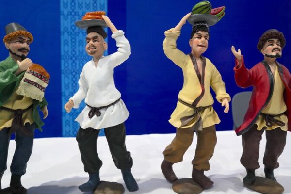 Xinjiang’s Vibrant Clay Sculptures: A Living Tradition of Uygur Folk Art Xinjiang_s_Vibrant_Clay_Sculptures__A_Living_Tradition_of_Uygur_Folk_Art