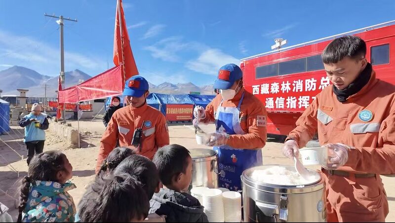 Xizang_Firefighters_Cook_Lunch_for_Earthquake_Affected_Villagers video poster