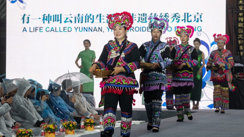 Yi_Ethnic_Clothing_Wows_Spectators_at_Beijing_Fashion_Show - Khabar Asia Yi_Ethnic_Clothing_Wows_Spectators_at_Beijing_Fashion_Show