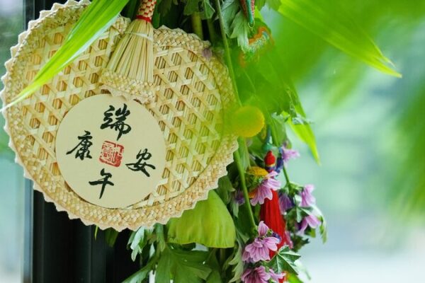 Young Chinese Embrace DIY Tradition: Reviving Dragon Boat Festival Decor with Modern Flair Young Chinese Embrace DIY Tradition: Reviving Dragon Boat Festival Decor with Modern Flair video poster