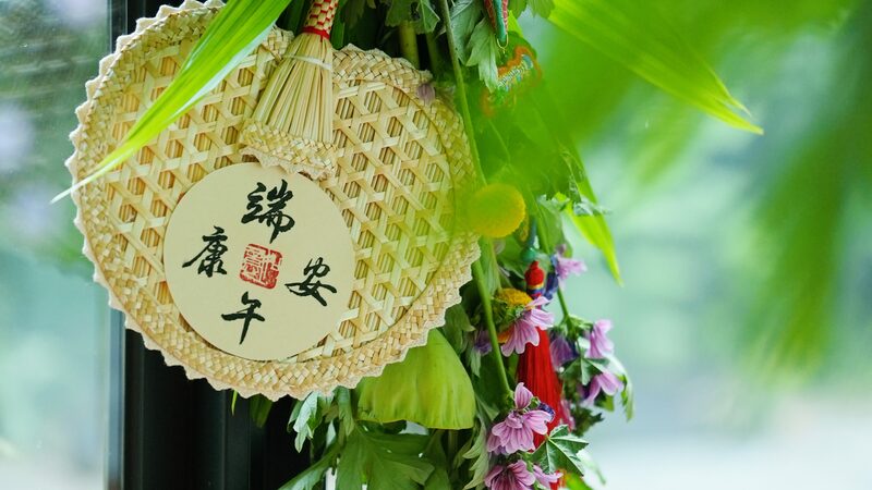 Young Chinese Embrace DIY Tradition: Reviving Dragon Boat Festival Decor with Modern Flair video poster