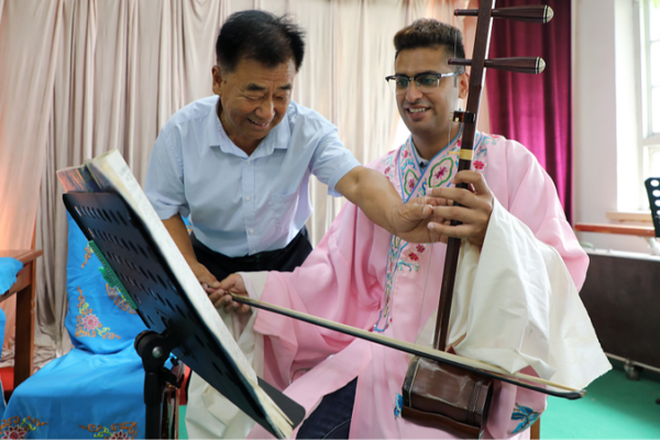 Young Pakistani Couple Embarks on Cultural Journey in Shandong Young_Pakistani_Couple_Embarks_on_Cultural_Journey_in_Shandong