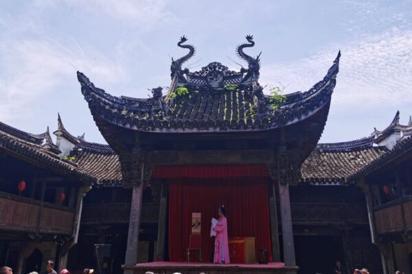 Young Performers Revive Yueju Opera in Chongren Town’s Historic Venues Young Performers Revive Yueju Opera in Chongren Town's Historic Venues