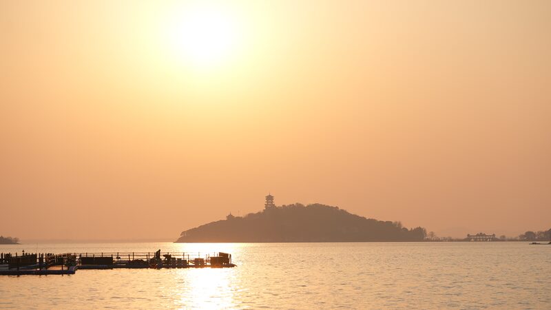 Yuantouzhu_s_Enchanting_Sunset__Wuxi_Joins_2025_Spring_Festival_Gala