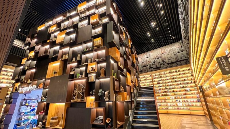 Zhengzhous_Village_Book_Store_Mesmerizes_Readers_with_Towering_Bookcases - Khabar Asia Zhengzhou's Village Book Store Mesmerizes Readers with Towering Bookcases