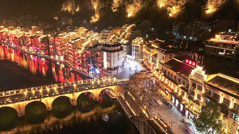 Zhenyuan_Ancient_Town_A_Nighttime_Fairy_Tale_in_Guizhou_Province - Khabar Asia Zhenyuan Ancient Town: A Nighttime Fairy Tale in Guizhou Province