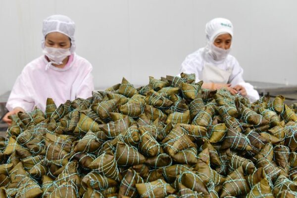 Zongzi Production Flourishes in Qu Yuan’s Hometown Ahead of Dragon Boat Festival Zongzi Production Flourishes in Qu Yuan's Hometown Ahead of Dragon Boat Festival