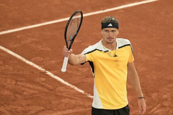 Zverev and Djokovic Advance to French Open Fourth Round After Thrilling Matches