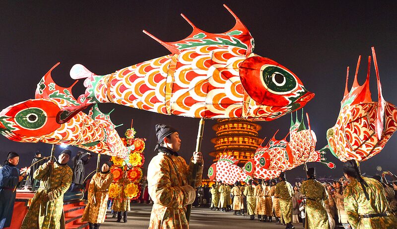 Fish_Lantern_Parade_Dazzles_Visitors_at_Luoyang_s_Ancient_Site - Khabar Asia Fish_Lantern_Parade_Dazzles_Visitors_at_Luoyang_s_Ancient_Site