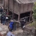 Guizhou_Villagers_Exhibit_Remarkable_Teamwork_by_Moving_Entire_House video poster
