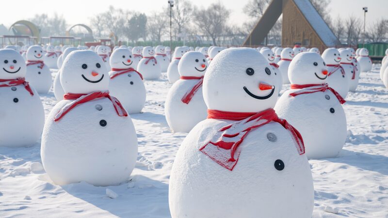 Harbin_s_Frosty_Legion__Over_800_Snowmen_Delight_Visitors_at_Yanjiagang_Farm - Khabar Asia Harbin_s_Frosty_Legion__Over_800_Snowmen_Delight_Visitors_at_Yanjiagang_Farm