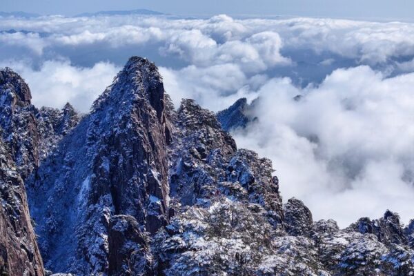 Huangshan Mountain’s Snowy Charm Captivates Visitors in Anhui Huangshan_Mountain_s_Snowy_Charm_Captivates_Visitors_in_Anhui