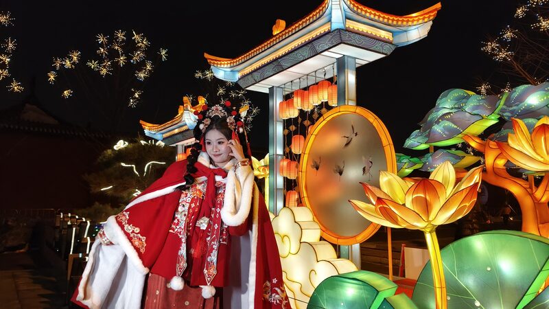 Shenyang_s_Fangcheng_Scenic_Area_Illuminates_Lantern_Festival_with_Vibrant_Displays