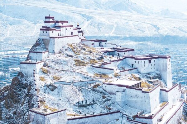 Snow-Covered Gyantse Fortress Reveals Timeless Beauty in Xizang Snow_Covered_Gyantse_Fortress_Reveals_Timeless_Beauty_in_Xizang
