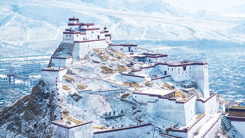 Snow_Covered_Gyantse_Fortress_Reveals_Timeless_Beauty_in_Xizang - Khabar Asia Snow_Covered_Gyantse_Fortress_Reveals_Timeless_Beauty_in_Xizang