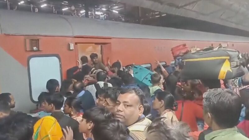 Stampede_at_New_Delhi_Train_Station_Claims_18_Lives video poster