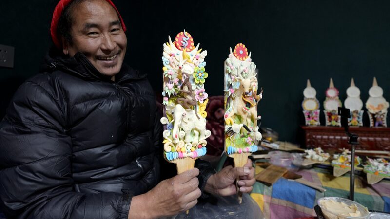 Vibrant Yak Butter Sculptures Illuminate Tibetan New Year in Xizang Vibrant_Yak_Butter_Sculptures_Illuminate_Tibetan_New_Year_in_Xizang