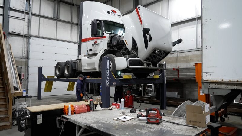 Canadian_Trucking_Sector_Faces_Uncertainty_as_U_S__Tariff_Deadline_Looms