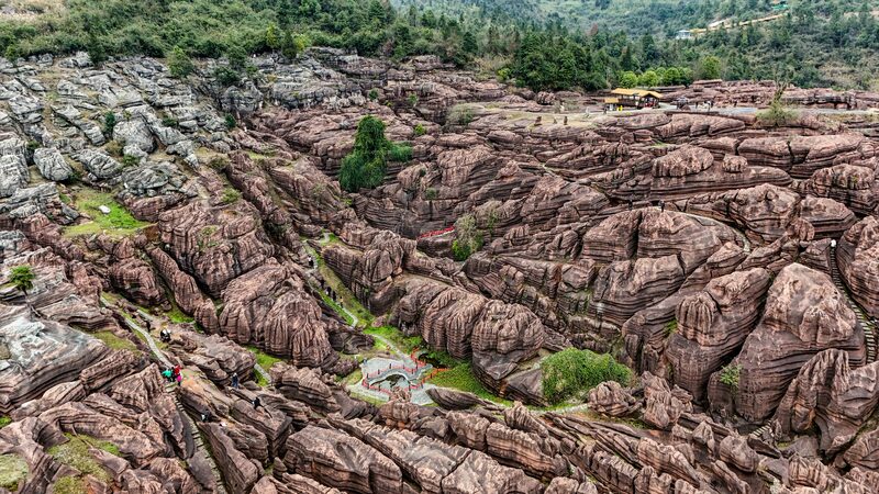 Chongqing_s_Red_Rock_Forest_Captivates_Explorers_with_Ancient_Mysteries