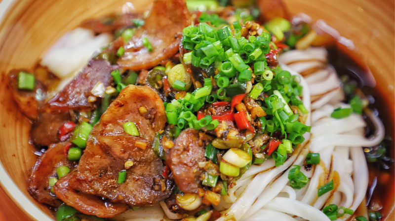 R3Z6U29O432RUB621ILK - Khabar Asia Suck It Up: The Art of Eating Changsha’s Signature Rice Noodles