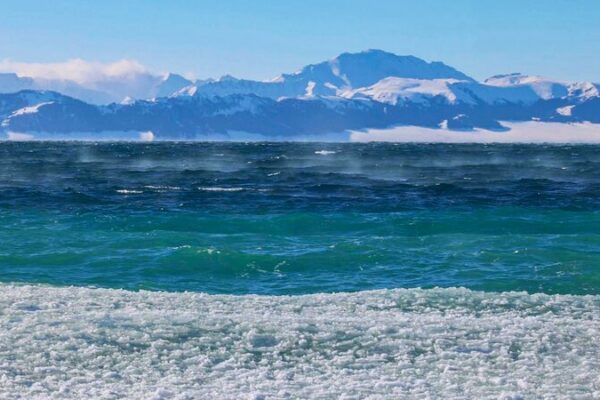 Sayram Lake Signals Spring with Enchanting Ice-Melting Season Sayram_Lake_Signals_Spring_with_Enchanting_Ice_Melting_Season