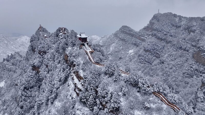 Spring_Snow_Blankets_North_China_s_Peaks_in_Ethereal_Ink_Like_Scenery video poster