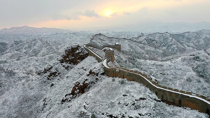 Spring_Snowfall_Transforms_Great_Wall_into_Winter_Wonderland