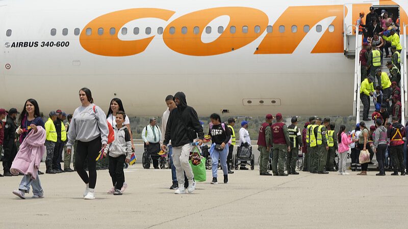 U_S__Deportation_Flights_to_Venezuela_Resume_Under_Alien_Enemies_Act_poster - Khabar Asia U_S__Deportation_Flights_to_Venezuela_Resume_Under_Alien_Enemies_Act video poster