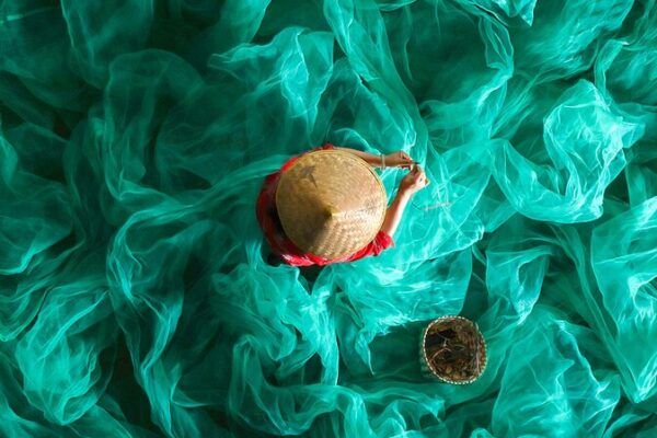 Xiapu’s Fisherwoman: A Captivating Dance With Nature’s Palette Xiapu_s_Fisherwoman__A_Captivating_Dance_With_Nature_s_Palette