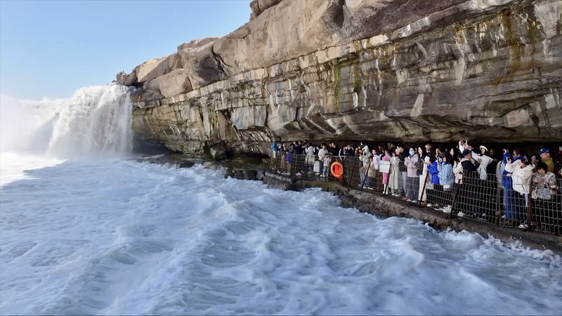 Hukou_Waterfall_Surges_with_Visitors_During_Qingming_Festival video poster